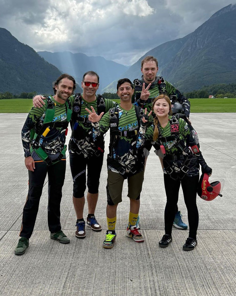 Skydivers in MOV gear